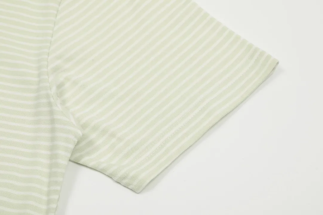 vivienne west wood west queen vivian ‼ ️Best-selling model in June Striped classic embroidered short-sleeves Pinstriped pure cotton stretch fabric Children's clothing-level quality Soft and skin-friendly The upper body is extremely comfortable Top-selling models of 2024 No need to say more Just go to the details Full series of correct accessories As we all know, striped fabrics need to be cut according to the grain The loss is huge It is twice the cost of ordinary solid-color short-sleeved fabrics Every detail is completely restored and directly stretched Color: Pink Blue Green Size: XS-L